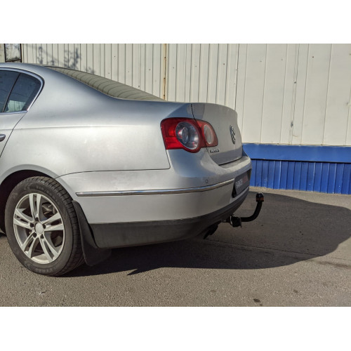 Фаркоп Лидер Плюс на VOLKSWAGEN Passat 2005–2010  Арт. V107-A (седан и универсал)
